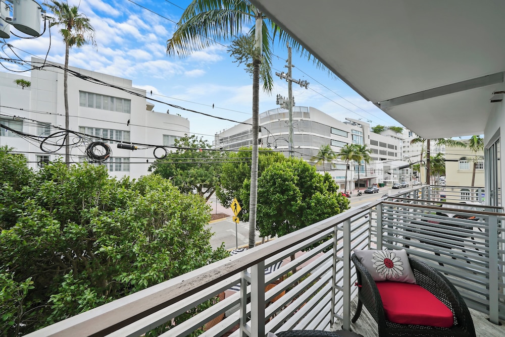 Superior King Balcony - Photo 9