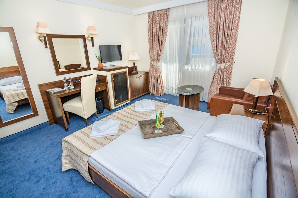 Superior Double or Twin Room, Balcony, Sea View - Photo 4