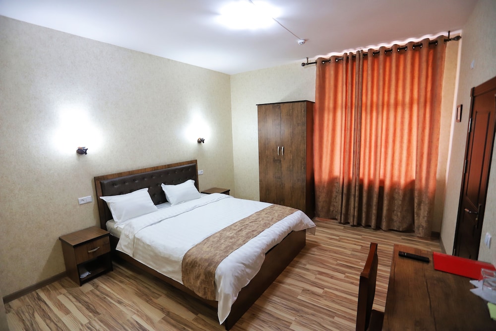 Standard Double or Twin Room - Photo 6