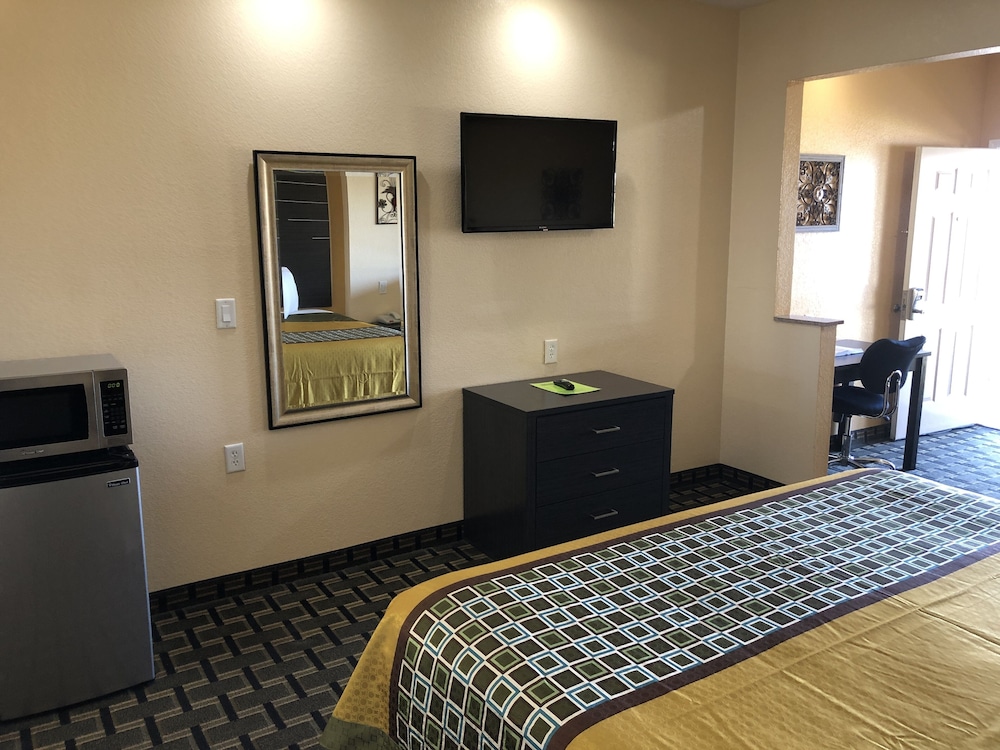 Deluxe Room, 1 King Bed, Non Smoking photo 3