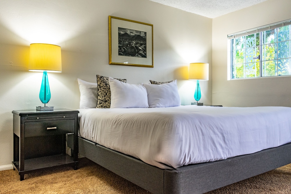 Deluxe Room, 1 King Bed photo 2