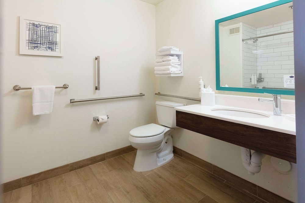 Room, 2 Double Beds, Accessible (Roll-In Shower) - Photo 4