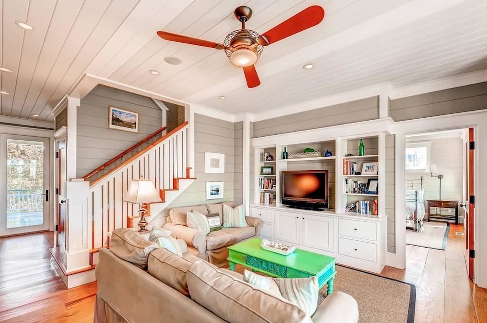 Family House, 5 Bedrooms, Ocean View, Sea Facing photo 1