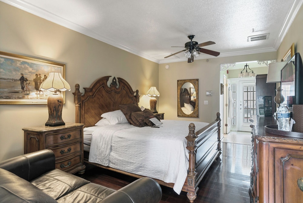 City Room, 1 King Bed, Balcony, City View