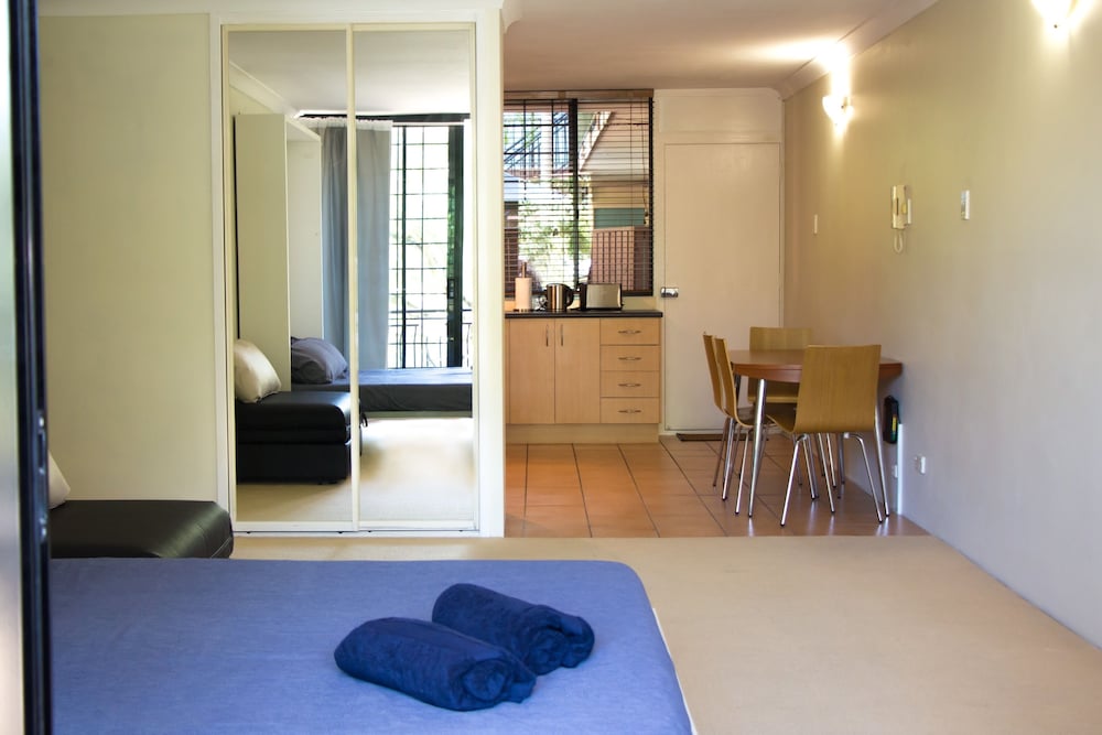 Standard Apartment, 1 Bedroom, Pool Access, Courtyard View photo 3