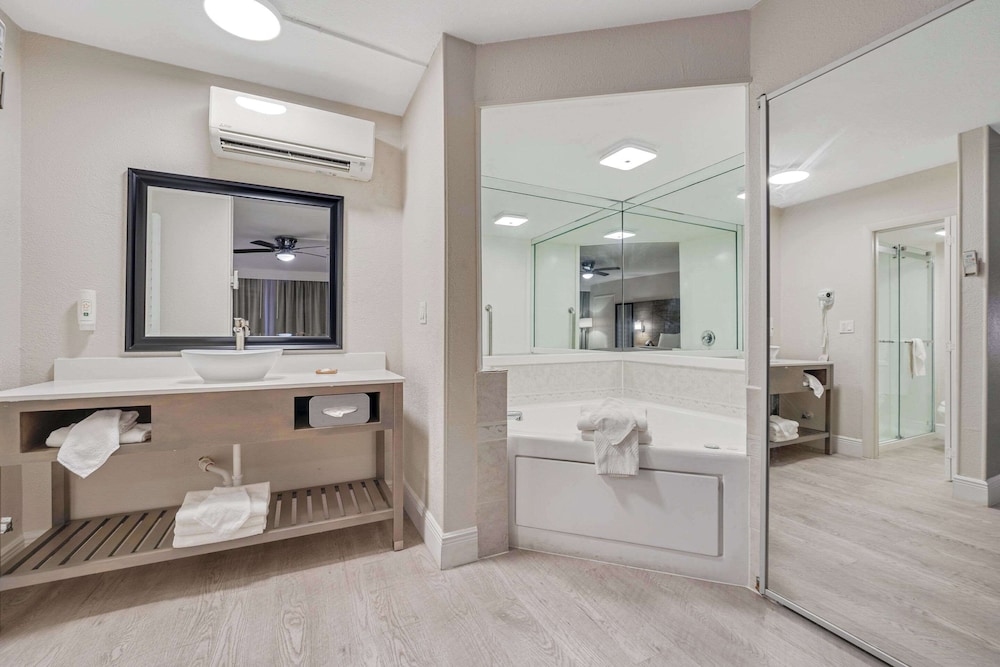 Suite, 1 King Bed, Non Smoking, Hot Tub - Photo 17