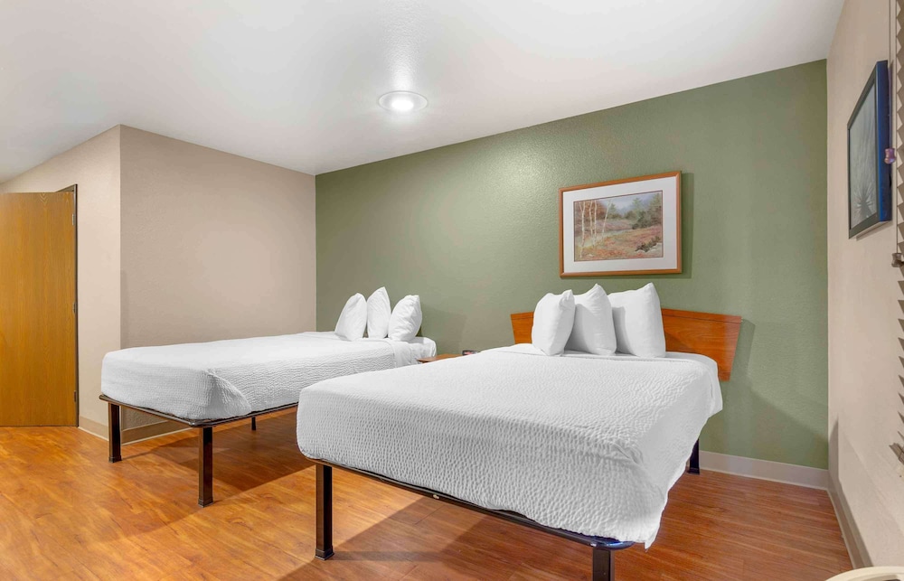 Standard Studio, 2 Queen Beds, Non Smoking, Refrigerator & Microwave photo 3