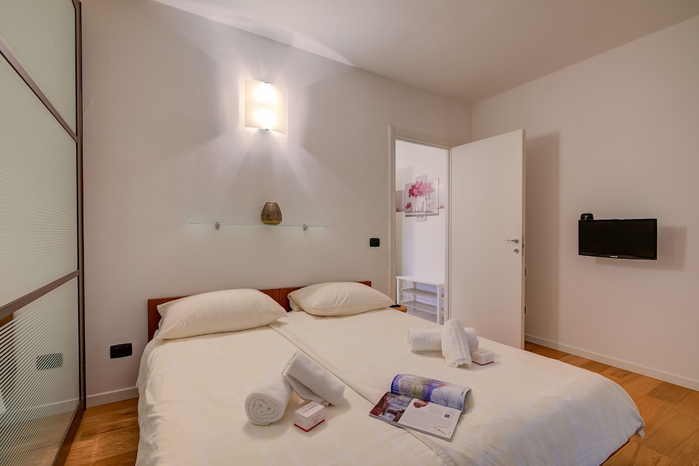 Family Apartment, Multiple Bedrooms (Lenni Apart. Swimming Pool and lake) photo 3