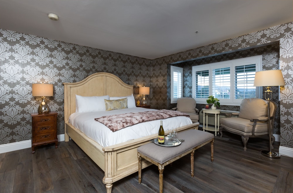 Deluxe Double Room (Room 08 - DELUXE KING)