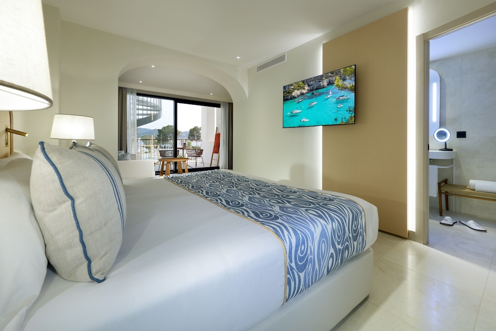 Junior Suite, Terrace (Signature Level, Rooftop Jacuzzi) - Club Access Included thumbnail 5