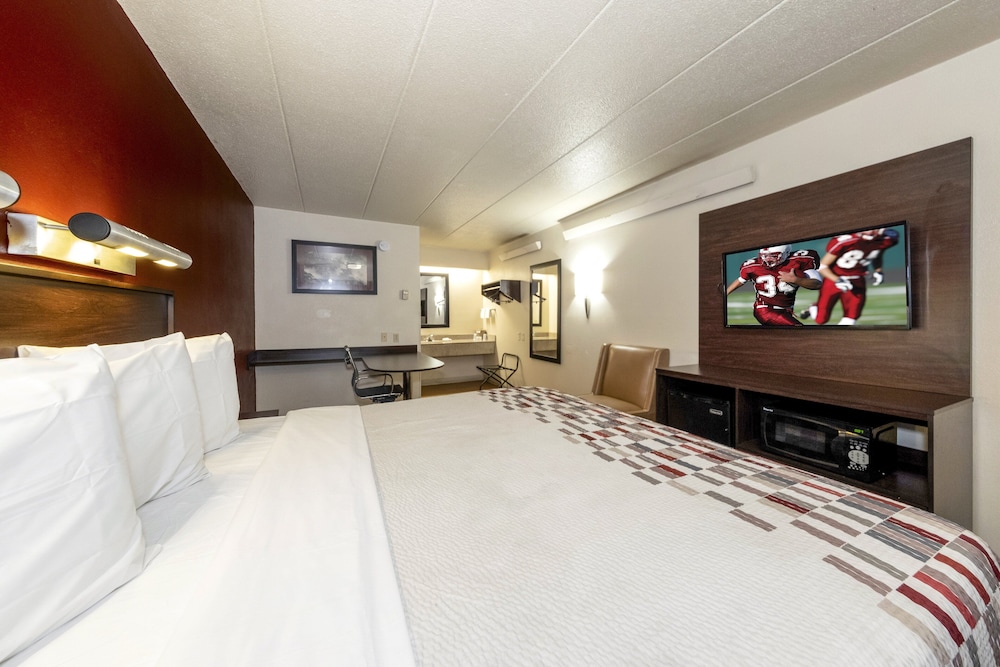 Superior Room, 1 King Bed, Smoking - Photo 4