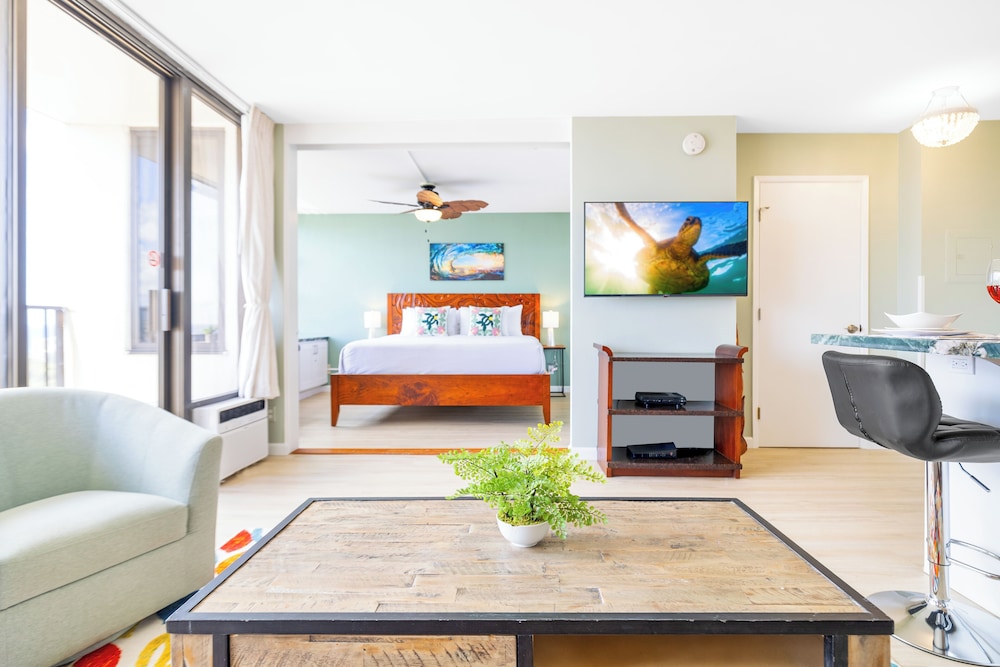 Diamond Head and Ocean views with King Bed and Parking: Condo, 1 Bedroom, Air conditioning, Ocean View (0146) photo