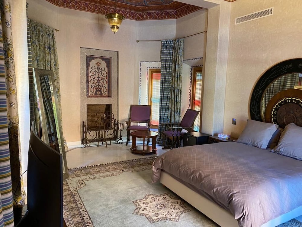 Deluxe Double Room, 1 King Bed, Pool View