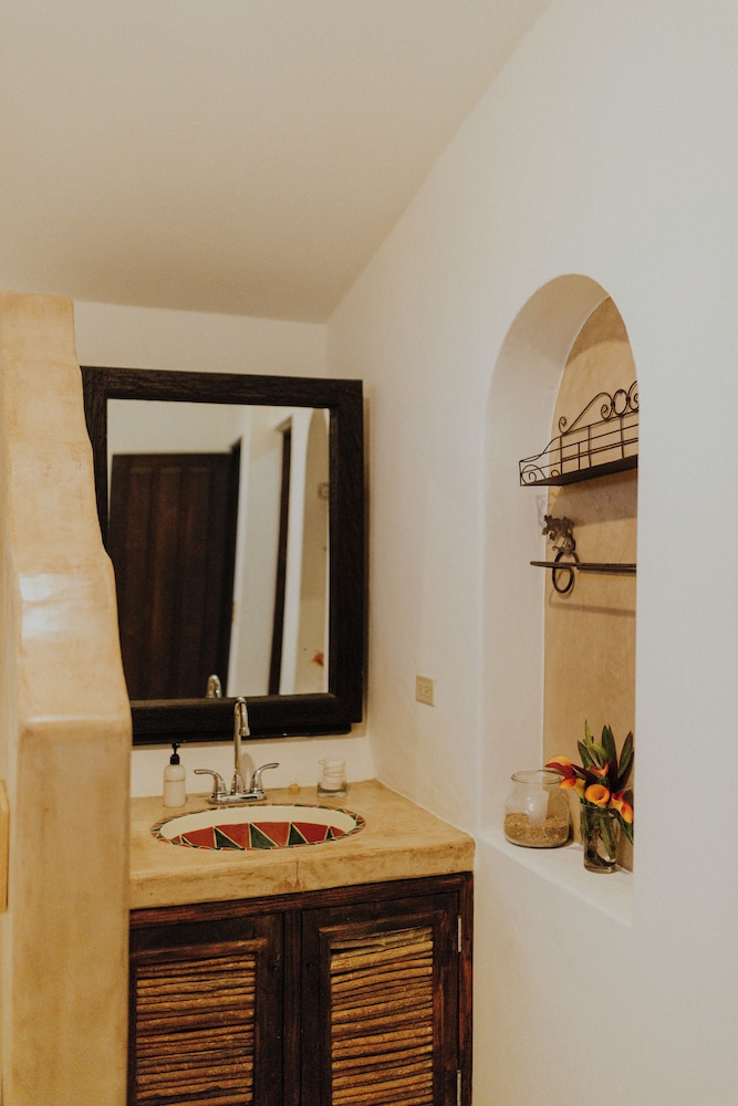 Suite #6 Ocean View King with Kitchen photo 2