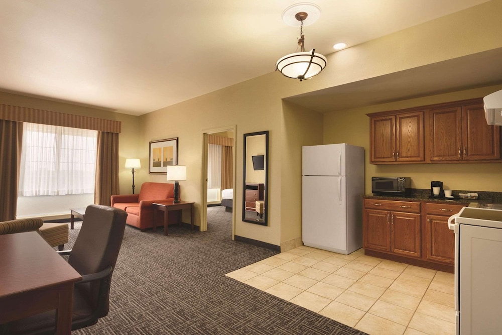 Suite, 1 King Bed, Non Smoking, Kitchen (Extended Stay) - Photo 2