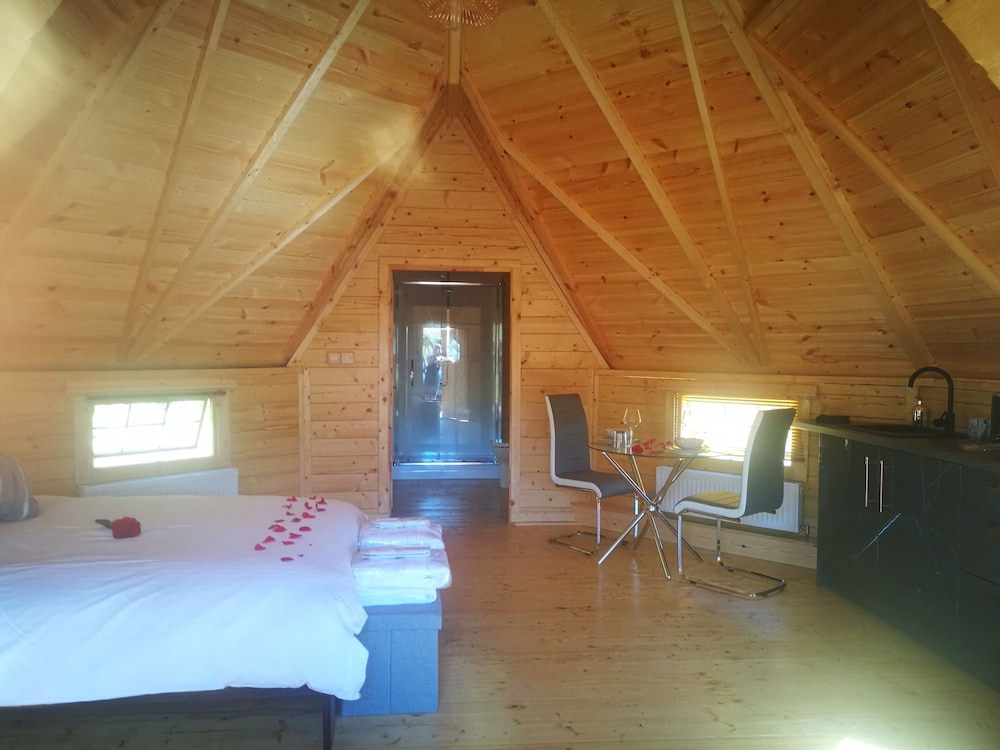 Cabin, Ensuite photo 3