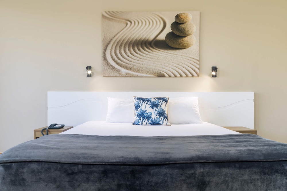 Superior King Balcony Room - Photo 6