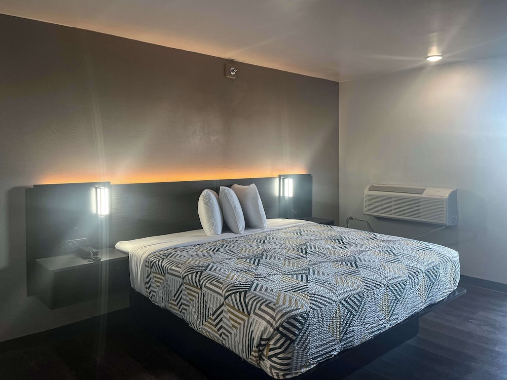 Standard Suite, 1 Queen Bed, Non Smoking, Kitchenette photo 1