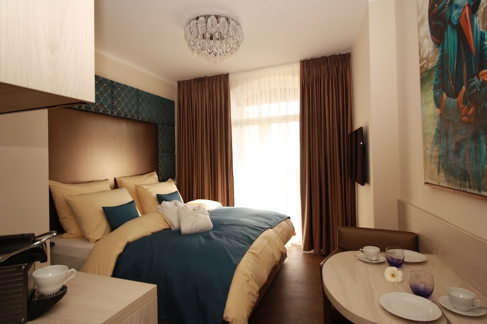 Signature Double Room, 1 King Bed, Balcony, Courtyard Area photo 1