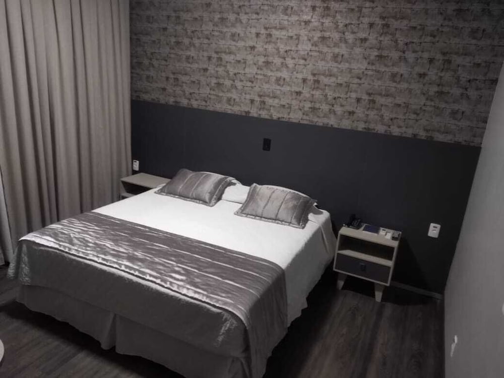 Deluxe Room, 1 Queen Bed photo 2