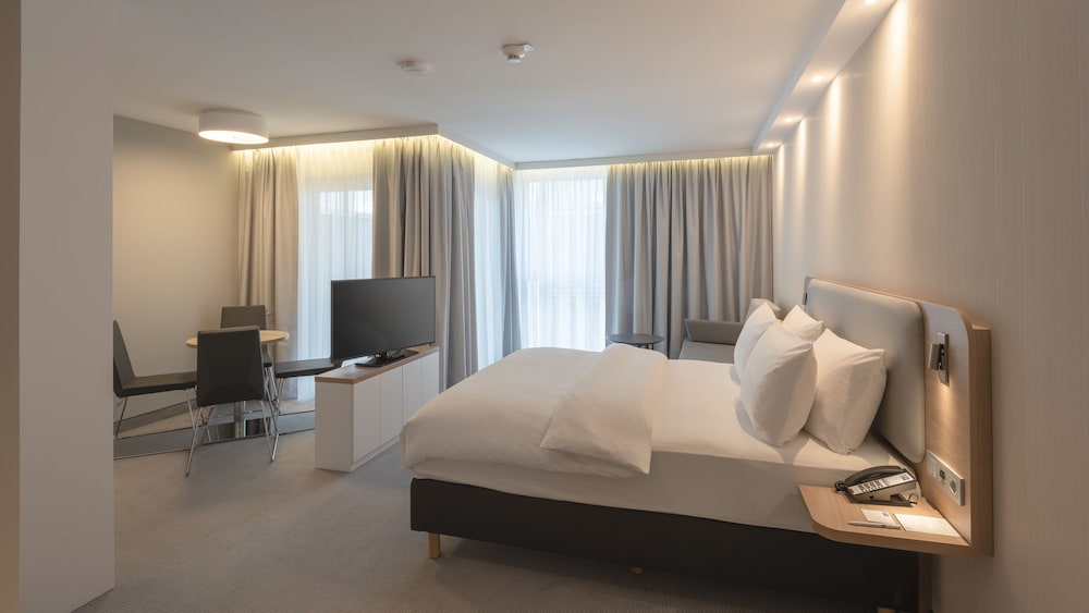 Suite, 1 Queen Bed, Balcony - Photo 11