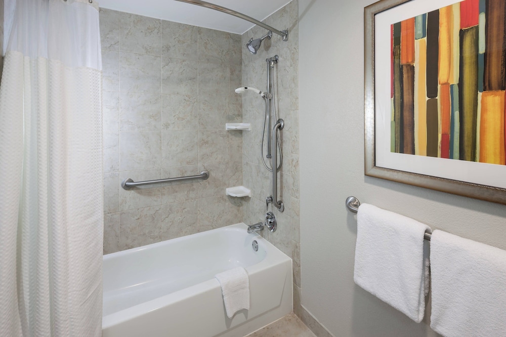 Room, 2 Queen Beds, Bathtub (Mobility/Hearing Accessible, Tub) - Photo 3