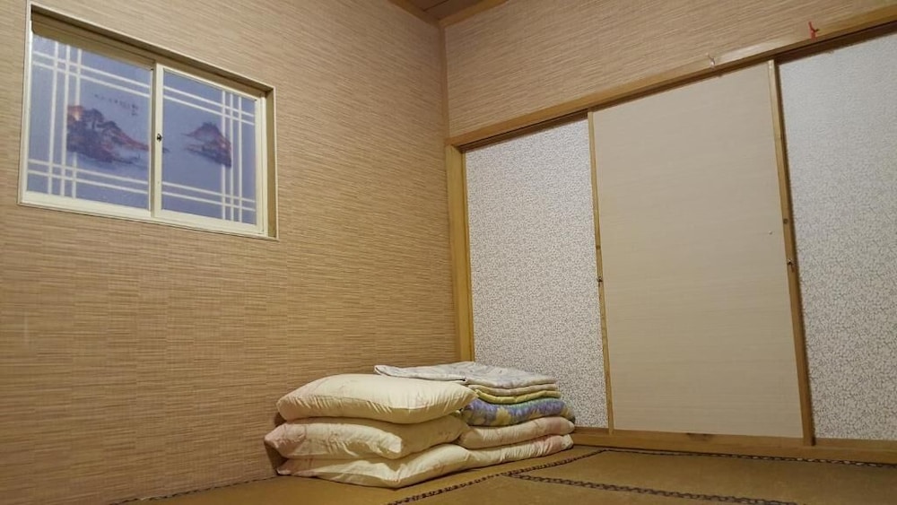 Shared Dormitory, Men only, Shared Bathroom