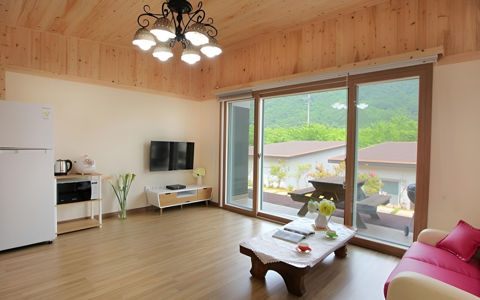 Room (Landscape) - Photo 1