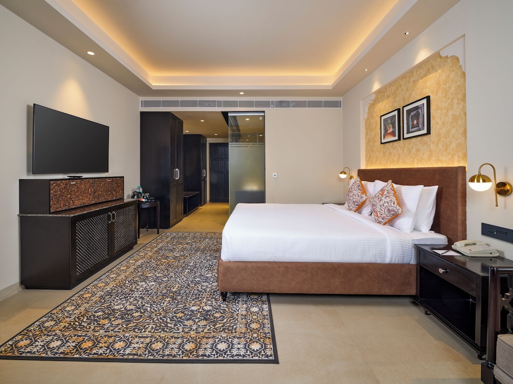 Premium King Room With Balcony - Photo 4