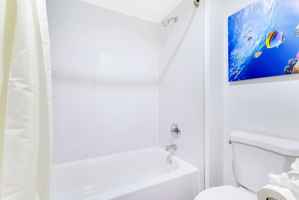 Room, 1 King Bed, Non Smoking - Photo 9