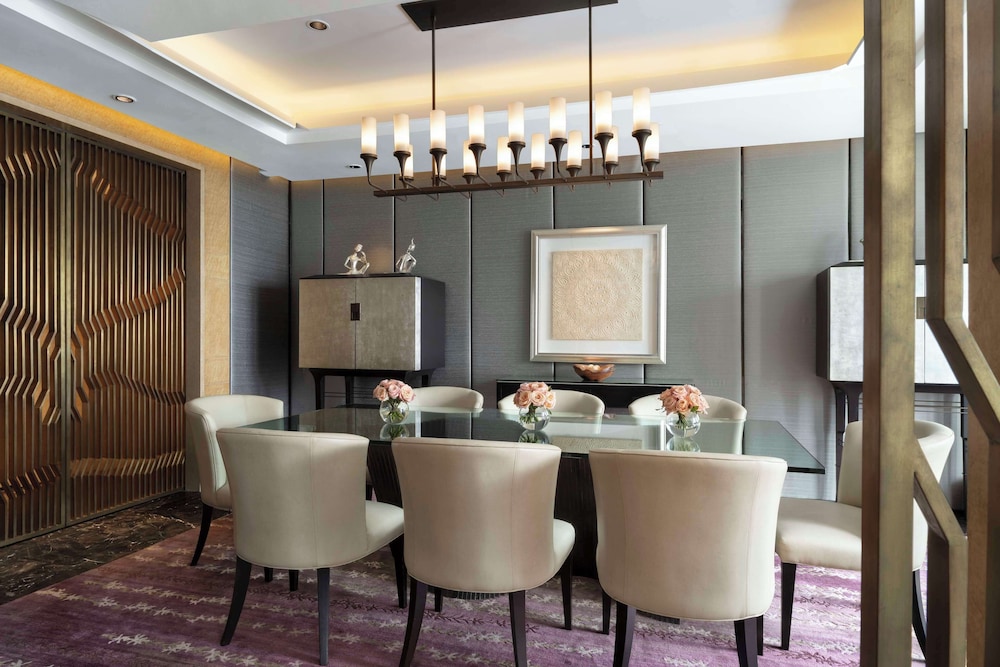 The Presidential Suite with Executive Lounge Benefit thumbnail 6