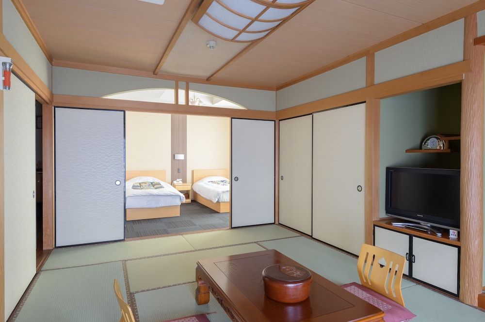 Japanese Western-Style Room (2 Single Beds and 4 Japanese Futon)