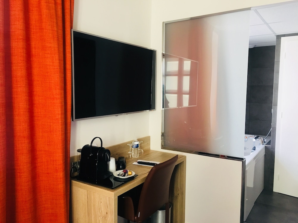 Executive Room, 1 King Bed, Non Smoking, Bathtub (Converts to 2 Twin Beds) photo 2