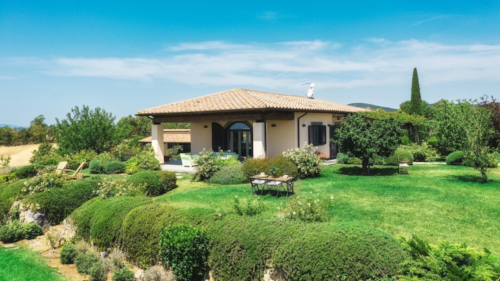 Villa photo 2