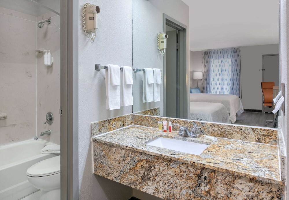 Suite, 1 Double Bed, Refrigerator - Photo 4