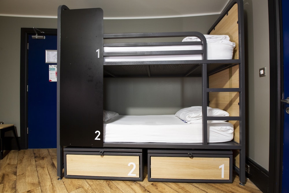 Private 8-bed Room