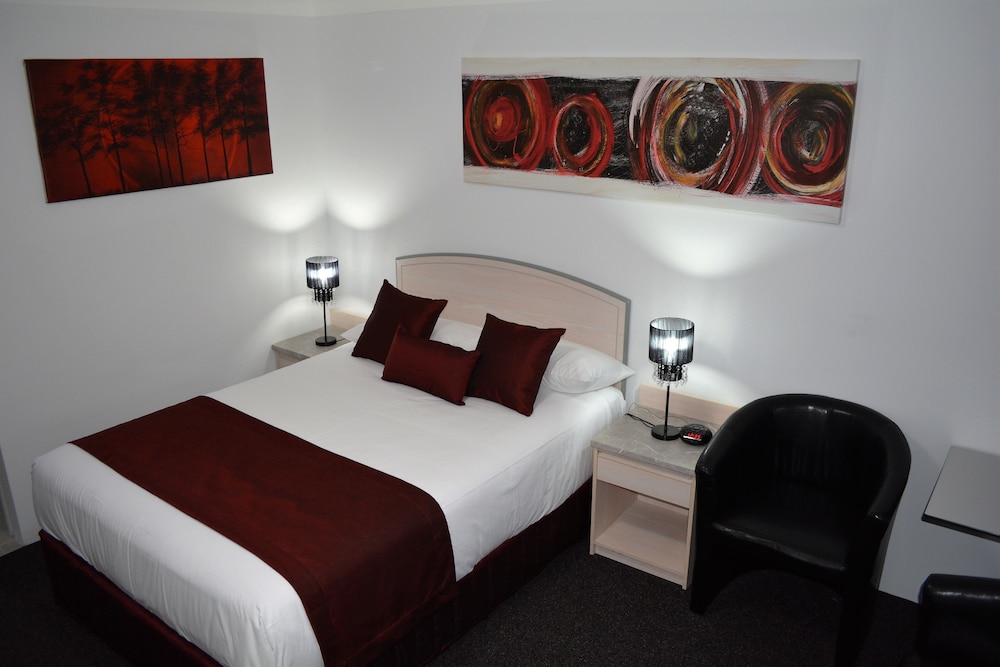Corporate Queen Room - Photo 6