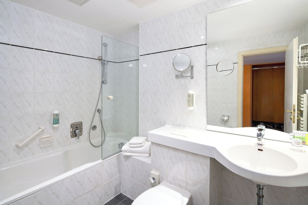 Suite, 1 Queen Bed, Balcony - Photo 7