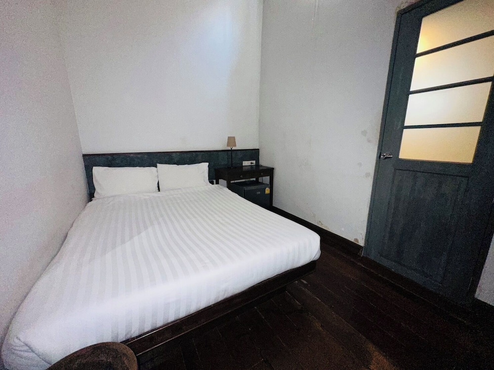 Standard Room, 1 Queen Bed photo 3