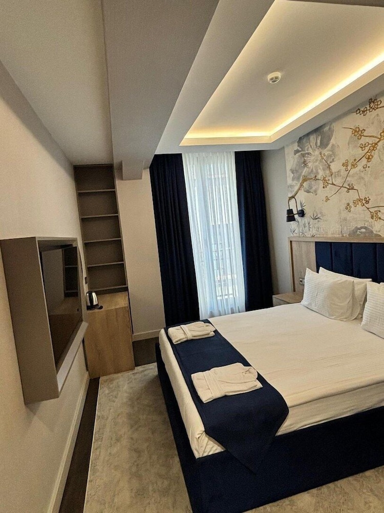 Deluxe Room, 1 Queen Bed photo 3