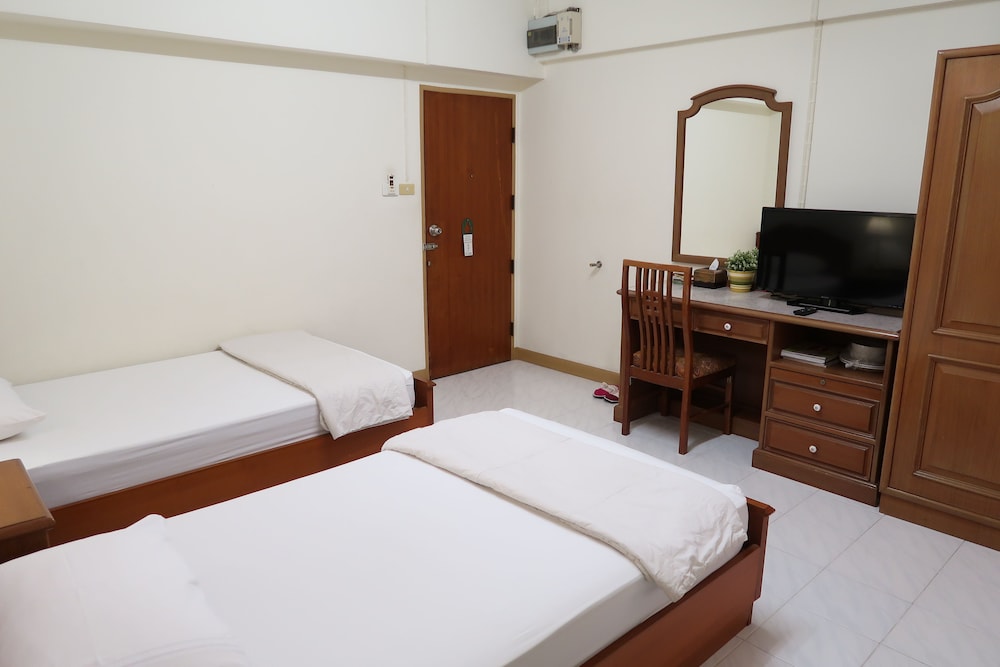 Deluxe Room, 2 Twin Beds, Bathtub, City View photo 3
