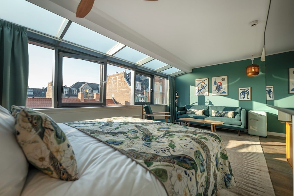 Room (THE ONE)