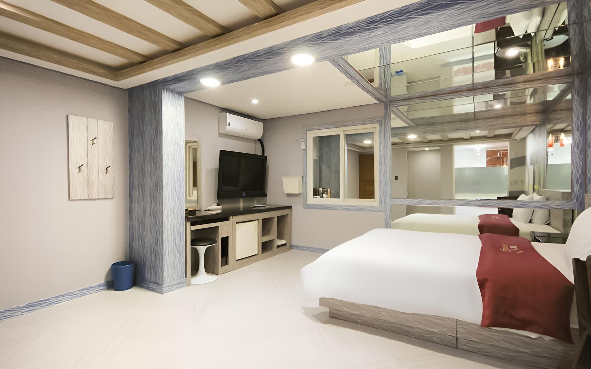 Room (Premium-mirror room (100% disinfectio) photo 2