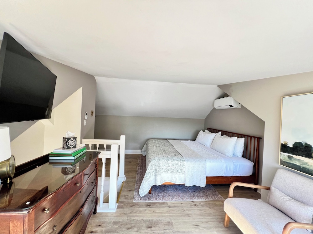 Grand Suite, 2 Bedrooms, Balcony, Corner photo 2