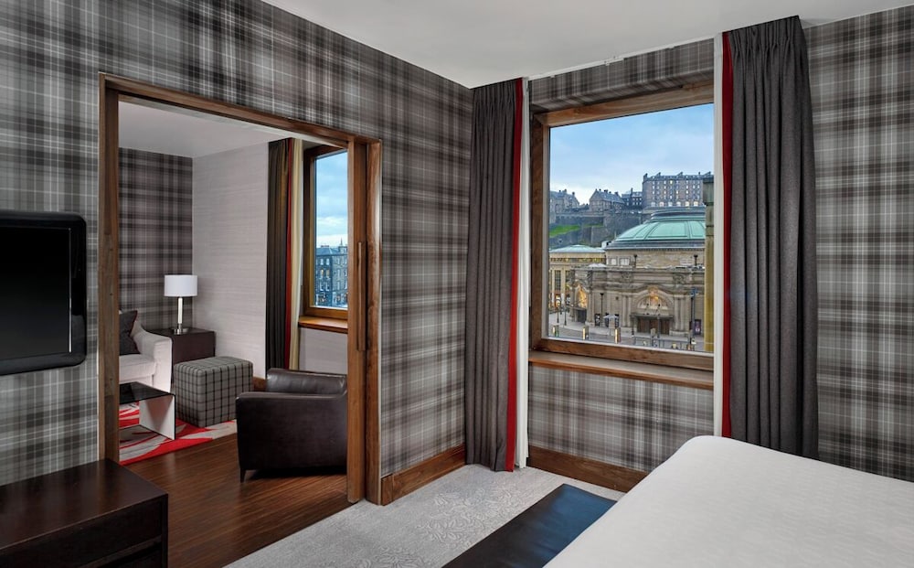 Club Suite, 1 King Bed thumbnail 5