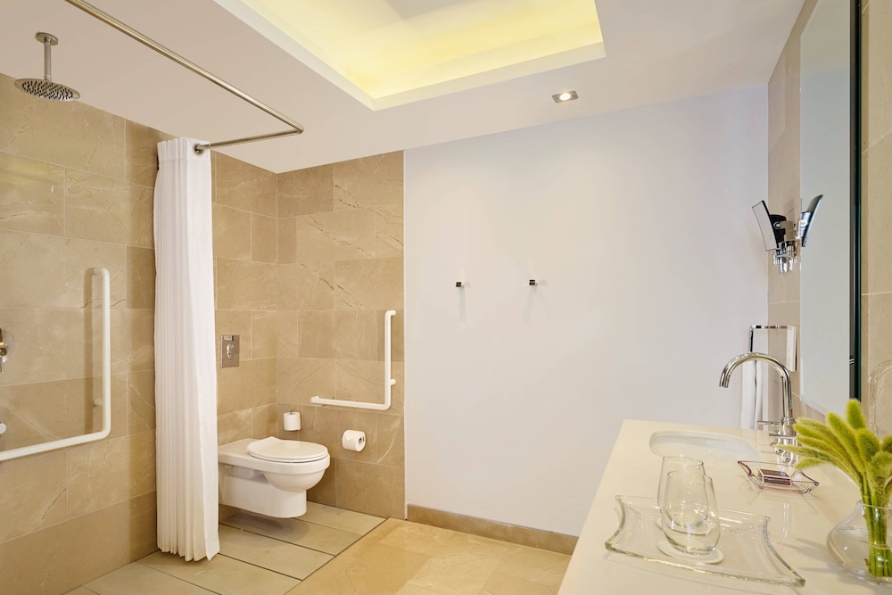 Deluxe Sea View Room, 1 King Bed thumbnail 6