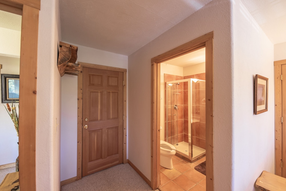 Standard Room, Multiple Beds, Non Smoking (Upstairs Private Bath) photo 2
