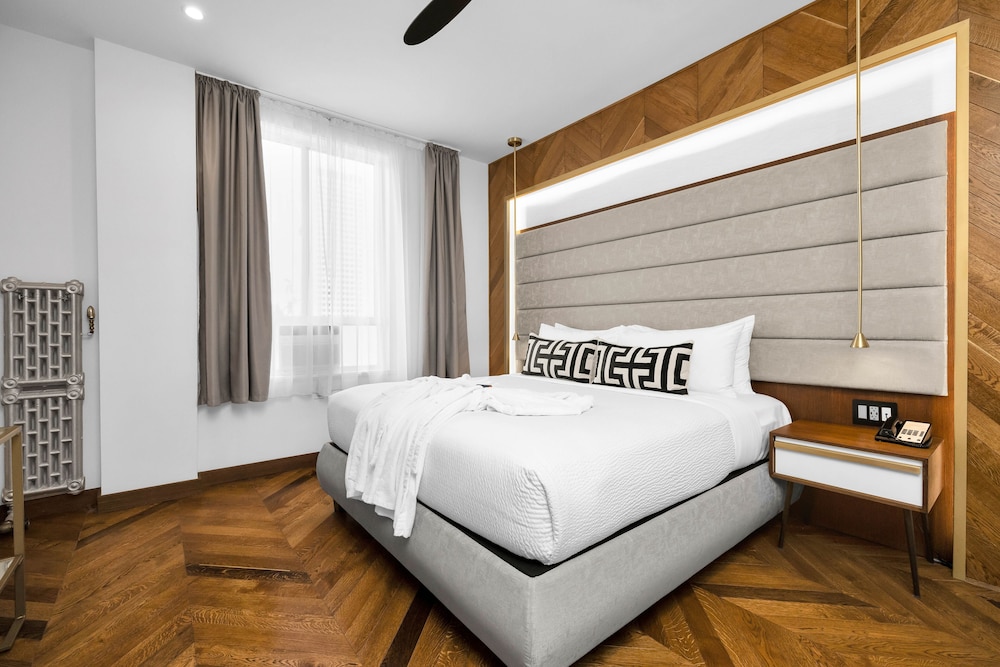 Suite, 1 King Bed with Sofa bed