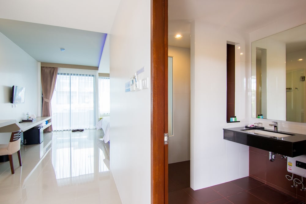 Family Triple Room, Pool Access photo 3