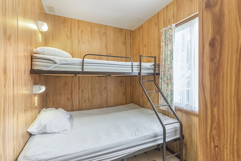 Deluxe Cabin - Linen only on queen bed photo 1